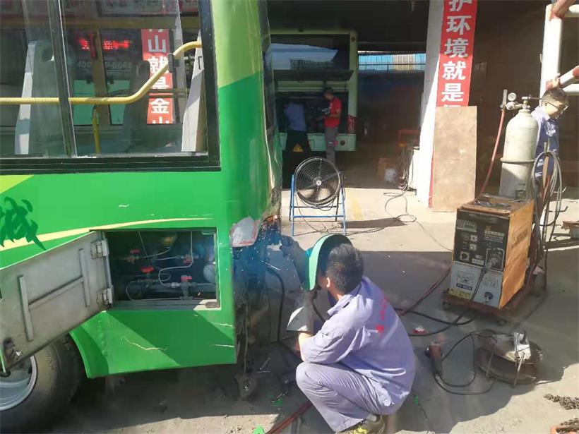 鈑金工，修復(fù)車(chē)身.jpg