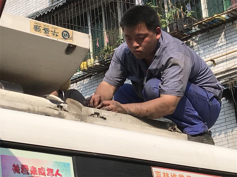 電工，檢修車(chē)輛空調(diào).jpg